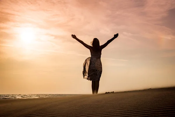 Libertad y felicidad. A lo largo de la mujer joven en la arena disfrutando del sol, naturaleza —  Fotos de Stock