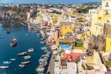 Procida Adası Napoli 'deki Corricella balıkçı köyünün insansız hava aracı görüntüsü