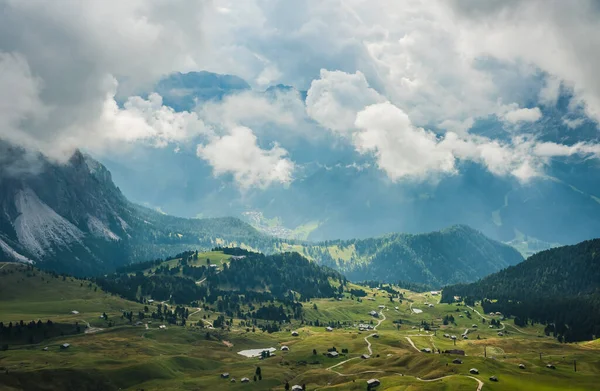 Road and houses, green fields at Dolomites mountains, Italy — Stock Photo, Image