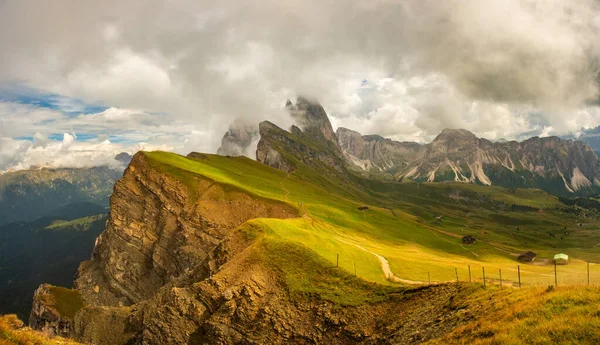 Vista incrível Dolomites montanhas de Seceda sobre Odle Puez — Fotografia de Stock