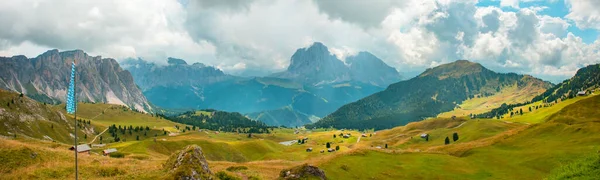 Paisaje de verano del monte Langkofel, Tirol del Sur, Montañas Dolomitas, Italia —  Fotos de Stock