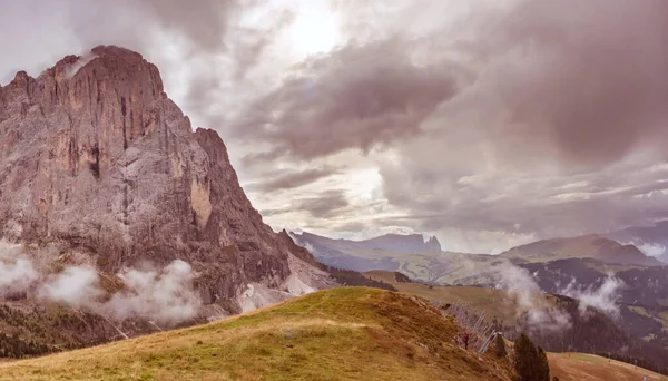 Letní krajina hory Langkofel, Jižní Tyrolsko, Dolomity, Itálie — Stock fotografie