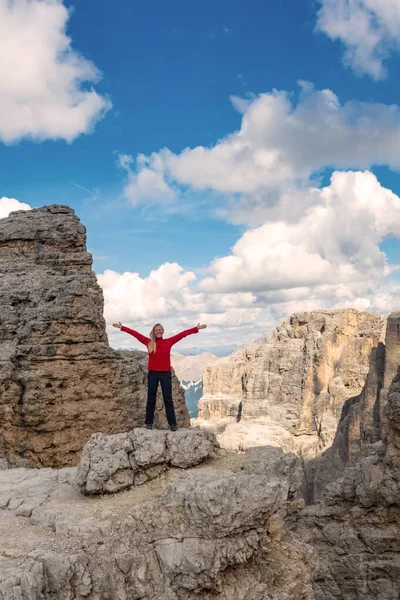 Aktive Wanderer wandern, die Aussicht genießen, die Bergwelt der Dolomiten betrachten — Stockfoto