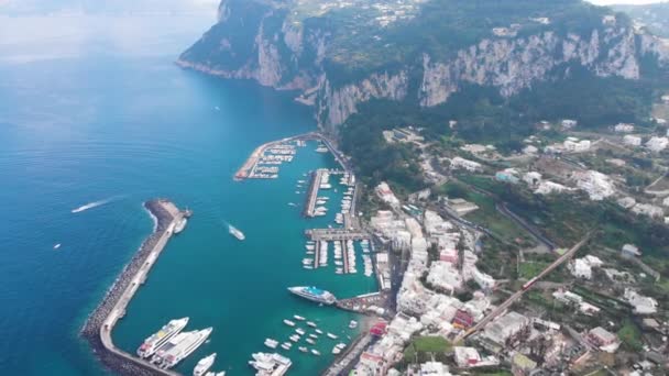 Letecký výhled na ostrov Capri. Tyrhénské moře, pobřeží, Itálie — Stock video