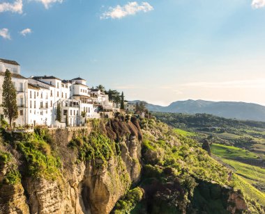 Ronda, İspanya: Dik kayalıkların yeşil kenarlarındaki beyaz evlerin manzarası