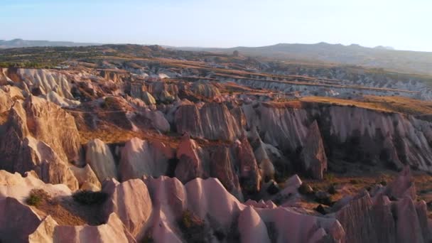 카파도키아 항공 드론으로붉은 색 과 로즈 계곡의 바위, 고레 메터어 — 비디오
