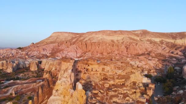 Cappadocia légi drón kilátás naplementére Vörös és Rózsa völgy sziklák, Goreme Törökország — Stock videók