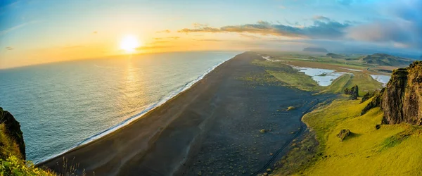 Aeria utsikt över Dyrholaey stranden Vik byn på Island — Stockfoto