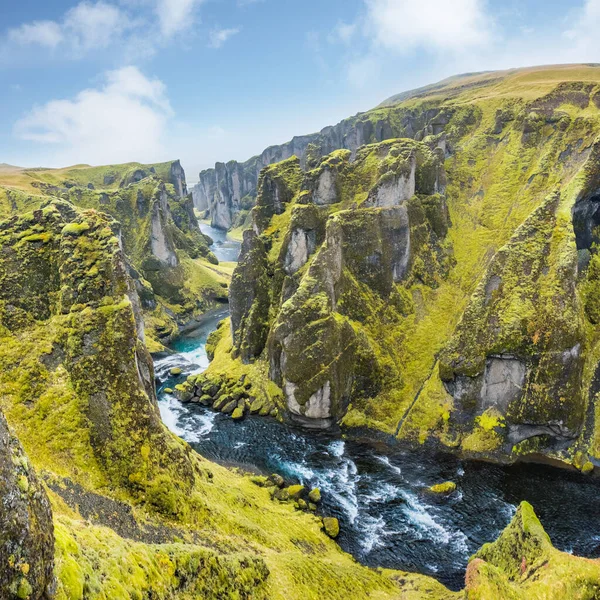 Fjadrargljufur canyon Islanda. Destinazione turistica top, bel tempo — Foto Stock