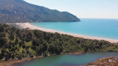 Dalyan deltasının ve Iztuzu sahilinin hava aracı görüntüsü. Hindi. 4K