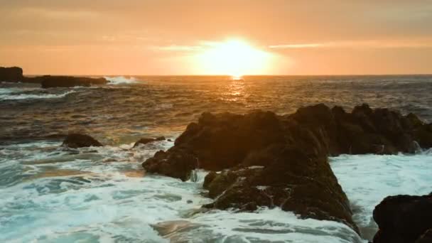 Okyanus dalgaları gün batımında kayalara çarpar Playa Benijo plajı, Tenerife, Kanarya — Stok video