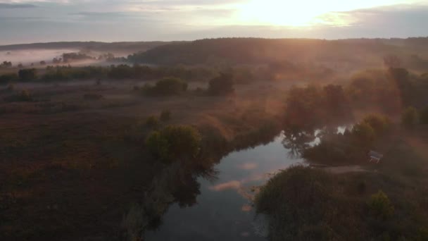 Luchtfoto drone uitzicht op zonsopgang over mistige rivier — Stockvideo