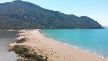 Dalyan deltasının ve Iztuzu sahilinin hava aracı görüntüsü. Hindi. 4K