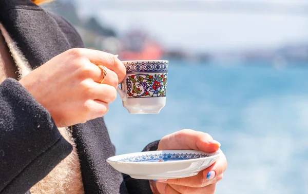 Mano con taza de café turco y bandera. Concepto de viaje — Foto de Stock