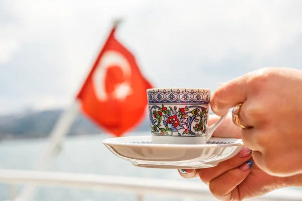 Hand with turkish coffee cup and flag. Travel concept — Stock Photo, Image