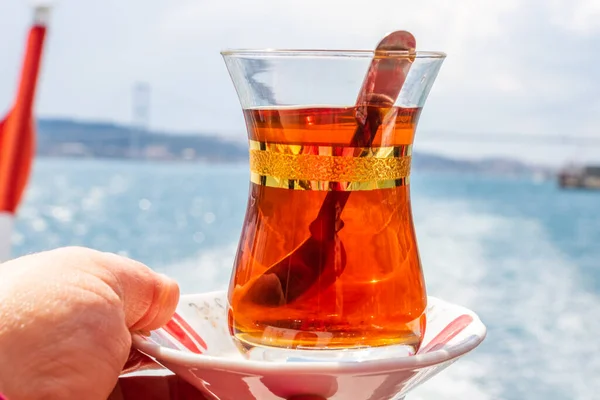 Mano con taza de té turco y bandera. Concepto de viaje — Foto de Stock
