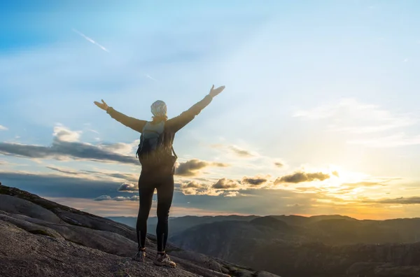 Mujer exitosa silueta de senderismo en las montañas, motivación inspiración puesta del sol —  Fotos de Stock