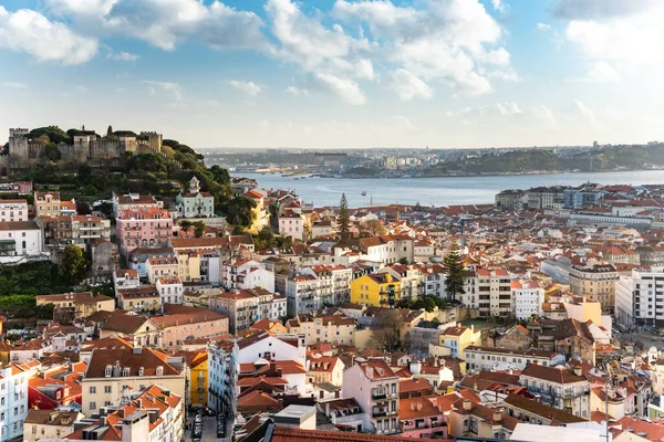 Lisboa, Portugal skyline en soleado día de verano — Foto de Stock