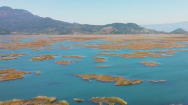 Dalyan deltasının ve Iztuzu sahilinin hava aracı görüntüsü. Türkiye.