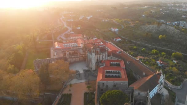 Zicht vanuit de lucht op de stad Tomar, Tempelierskasteel en het klooster van Christus Portugal — Stockvideo