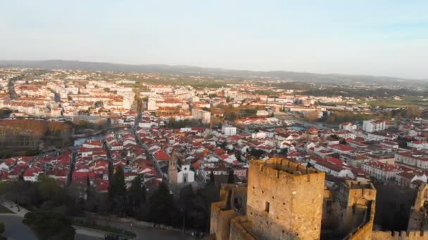 Zicht vanuit de lucht op de stad Tomar, Tempelierskasteel en het klooster van Christus Portugal — Stockvideo