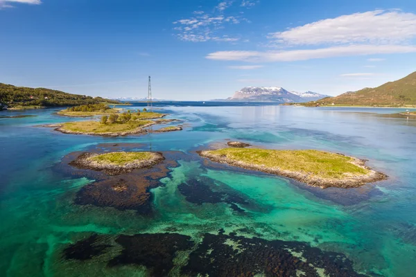 Fiordo con piccola isola. Vista tipica di lofoten — Foto Stock