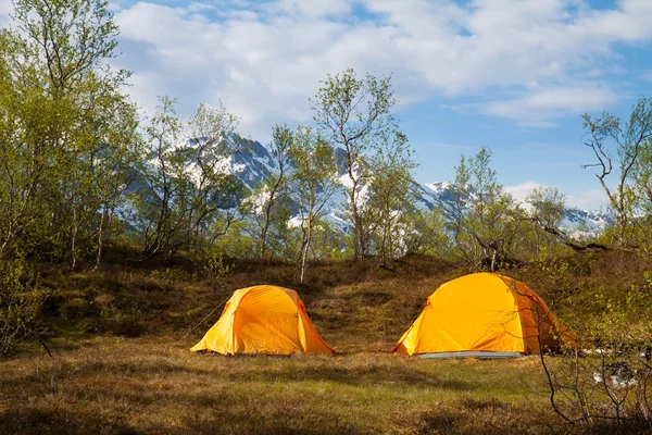Dwa namioty turystyczne w górach — Zdjęcie stockowe