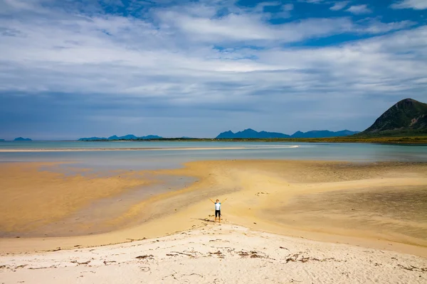 Paradise praia de Grunnforsfjorden, Lofoten e mulher desportiva — Fotografia de Stock