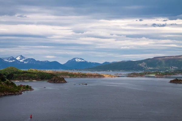 Schilderachtig uitzicht op de fjord en sneeuw bergen, Noorwegen, lofoten — Stockfoto