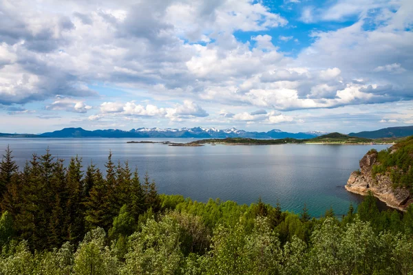 Vista panorámica de fiordos y montañas de nieve, Noruega, Lofoten —  Fotos de Stock