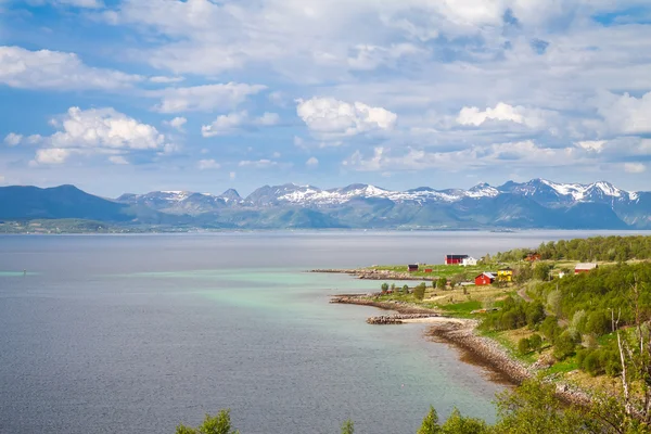 Vista panoramica fiordo, montagne innevate e casa, Norvegia, Lofoten — Foto Stock