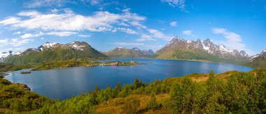 doğal görünümünden fiyort ve kar dağlar, Norveç, lofoten sildpollnes