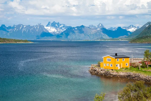 Vista panoramica fiordo, montagne innevate e casa, Norvegia, Lofoten — Foto Stock