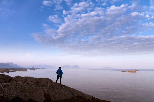 Turista mujer en la cima de la roca — Foto de Stock