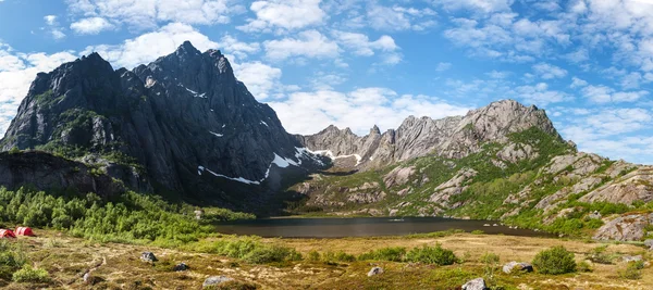 Panorama över sjön Kallevatnet på Lofoten island, Norge — Stockfoto