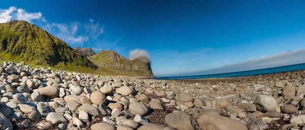 Playa y montañas en Unstad, Lofoten Noruega —  Fotos de Stock