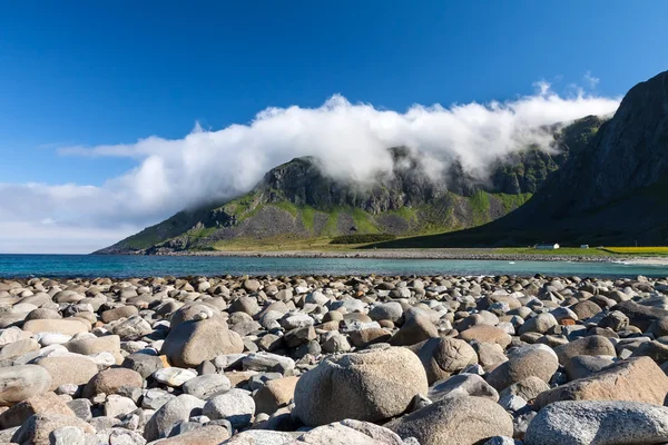 Ranta ja vuoret Unstadissa, Lofoten Norja — kuvapankkivalokuva