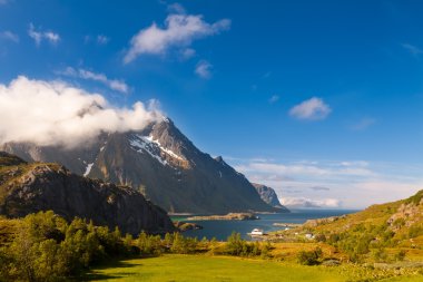 Doğal fiyort tipik Balık tutma kulübe ile Lofoten Adaları