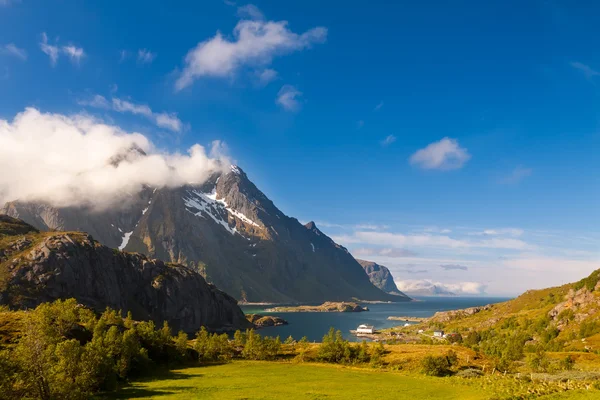 Fiorde panorâmico em ilhas Lofoten com cabana de pesca típica — Fotografia de Stock