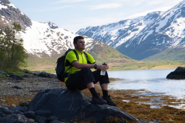 Sporcu dağlar göl kenarında