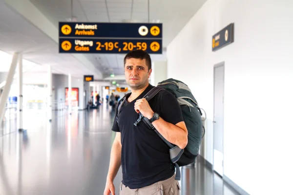 Jonge toeristische man in luchthaven. Reizen concept — Stockfoto