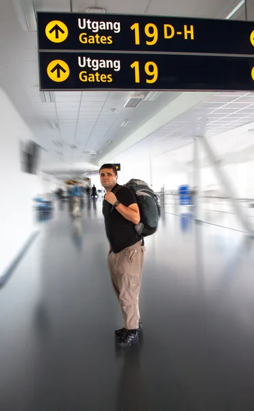 Jonge toeristische man in luchthaven. Reizen concept — Stockfoto