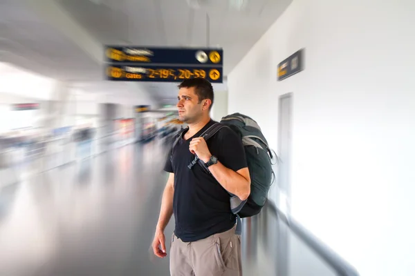 Jonge toeristische man in luchthaven. Reizen concept — Stockfoto