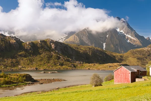 Malerischer Fjord auf den Lofoten mit typischer Fischerhütte — Stockfoto