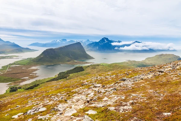 Natursköna fjorden på Lofoten öarna med typiska fiskestuga — Stockfoto