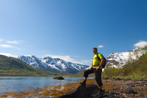 Deportista cerca de lago de montaña —  Fotos de Stock