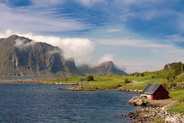 Natursköna fjorden på Lofoten öarna med typiska fiskestuga — Stockfoto