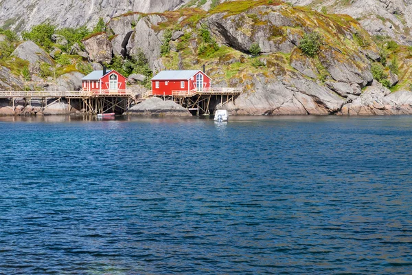 Типовим червоним rorbu хатини рибалки, в місті Svolvaer — стокове фото