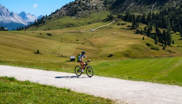 Motociclista de montanha — Fotografia de Stock