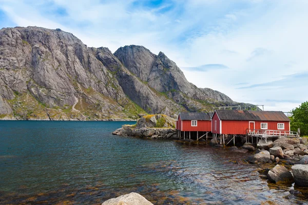 典型的红色挪威木屋就捕鱼小屋村 Nusfjord — 图库照片